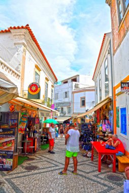 Algarve sahil kasabası, çok popüler bir tatil beldesi, kumlu plajları ve canlı bir gece hayatı ile 15 Eylül 2024 Albufeira Portekiz
