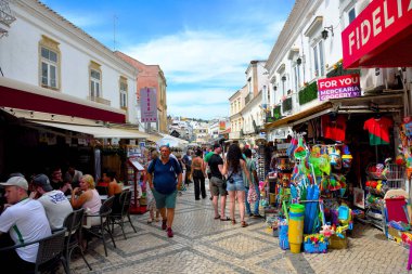 Algarve sahil kasabası, çok popüler bir tatil beldesi, kumlu plajları ve canlı bir gece hayatı ile 15 Eylül 2024 Albufeira Portekiz