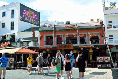 Algarve sahil kasabası, çok popüler bir tatil beldesi, kumlu plajları ve canlı bir gece hayatı ile 15 Eylül 2024 Albufeira Portekiz