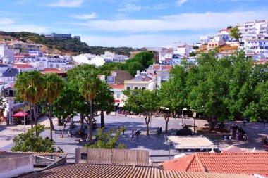 Algarve sahil kasabası, çok popüler bir tatil beldesi, kumlu plajları ve canlı bir gece hayatı ile 15 Eylül 2024 Albufeira Portekiz