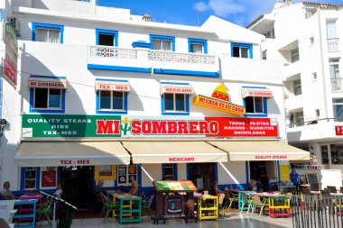 Algarve sahil kasabası, çok popüler bir tatil beldesi, kumlu plajları ve canlı bir gece hayatı ile 15 Eylül 2024 Albufeira Portekiz