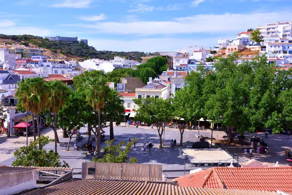 Algarve sahil kasabası, çok popüler bir tatil beldesi, kumlu plajları ve canlı bir gece hayatı ile 15 Eylül 2024 Albufeira Portekiz