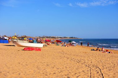 Armao de Pra 'nın ana plajı 4 km15 Eylül 2024 Armacao de Pera Portugal boyunca şehrin doğusuna doğru uzanan tek bir kumlu alandır.