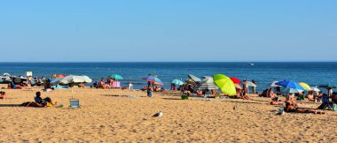 Armao de Pra 'nın ana plajı 4 km15 Eylül 2024 Armacao de Pera Portugal boyunca şehrin doğusuna doğru uzanan tek bir kumlu alandır.