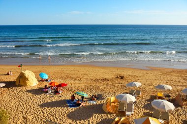 Armao de Pra 'nın ana plajı 4 km15 Eylül 2024 Armacao de Pera Portugal boyunca şehrin doğusuna doğru uzanan tek bir kumlu alandır.