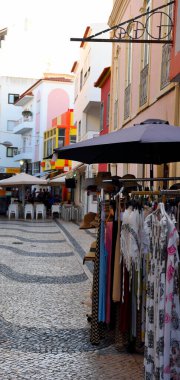 15 Eylül 2024 Armacao de Pera Portekiz 'deki şehir merkezinde restoran masalarında oturan turistler