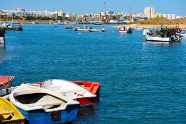 Ferragudo 'da tekneler ve Portekiz' in arkasında