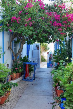 Ferragudo Algarve PortugalLingua 'nın tarihi merkezinin karakteristik köşeleri: İngilizce