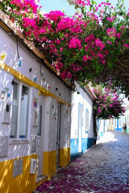 Ferragudo Algarve PortugalLingua 'nın tarihi merkezinin karakteristik köşeleri: İngilizce