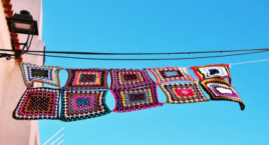 Ferragudo algarve Portekiz 'in tarihi merkezinde renkli tığ işi saksı tutucuları