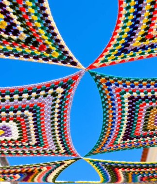 Ferragudo algarve Portekiz 'in tarihi merkezinde renkli tığ işi saksı tutucuları