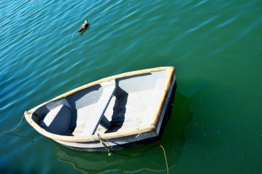 Ferragudo algarve Portekiz 'deki karakteristik renkli tekne.