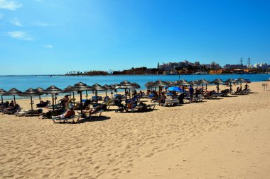 16 Eylül 2024 Ferragudo Portekiz, Praia Grande (büyük plaj) altın kum plajında turistler ve yüzücüler