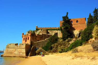 Praia grande plajı (büyük plaj) ve So Joo do Arade kalesi Arade Kalesi Ferragudo Algarve Portekiz olarak bilinir.