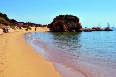 Praia grande (büyük plaj), Ferragudo Algarve Portekiz 'in güneyinde Rio Arade haliçlerinin doğu tarafında yer alır.