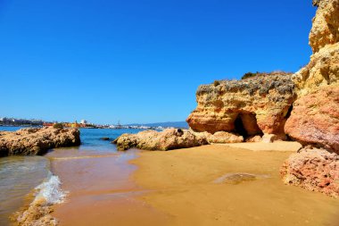 Praia grande (büyük plaj), Ferragudo Algarve Portekiz 'in güneyinde Rio Arade haliçlerinin doğu tarafında yer alır.