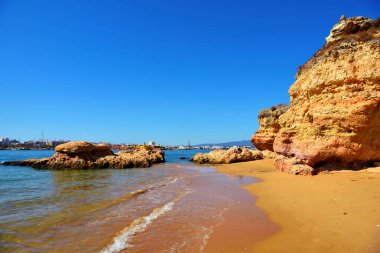 Praia grande (büyük plaj), Ferragudo Algarve Portekiz 'in güneyinde Rio Arade haliçlerinin doğu tarafında yer alır.