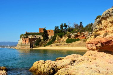 Praia grande plajı (büyük plaj) ve So Joo do Arade kalesi Arade Kalesi Ferragudo Algarve Portekiz olarak bilinir.