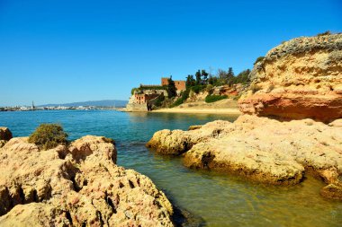Praia grande plajı (büyük plaj) ve So Joo do Arade kalesi Arade Kalesi Ferragudo Algarve Portekiz olarak bilinir.