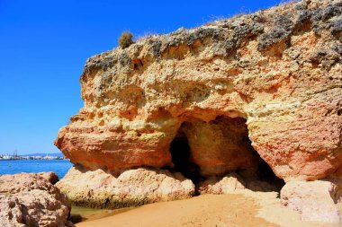 Praia grande (büyük plaj), Ferragudo Algarve Portekiz 'in güneyinde Rio Arade haliçlerinin doğu tarafında yer alır.