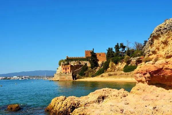 Praia grande plajı (büyük plaj) ve So Joo do Arade kalesi Arade Kalesi Ferragudo Algarve Portekiz olarak bilinir.