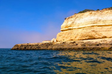 Algarve Kayaları oluşumu kıyı kasabası Porches Portekiz 'de bulunan eşsiz ve çarpıcı bir doğa harikasıdır.