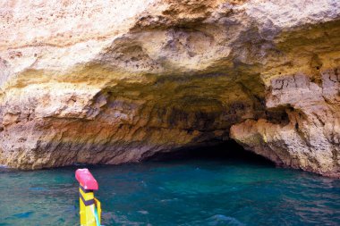 Algarve Kayaları oluşumu kıyı kasabası Porches Portekiz 'de bulunan eşsiz ve çarpıcı bir doğa harikasıdır.