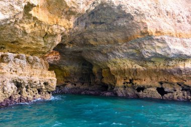 Algarve Kayaları oluşumu kıyı kasabası Porches Portekiz 'de bulunan eşsiz ve çarpıcı bir doğa harikasıdır.