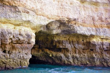 Algarve Kayaları oluşumu kıyı kasabası Porches Portekiz 'de bulunan eşsiz ve çarpıcı bir doğa harikasıdır.