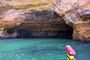 Algarve Kayaları oluşumu kıyı kasabası Porches Portekiz 'de bulunan eşsiz ve çarpıcı bir doğa harikasıdır.