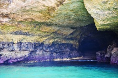 Algarve Kayaları oluşumu kıyı kasabası Porches Portekiz 'de bulunan eşsiz ve çarpıcı bir doğa harikasıdır.