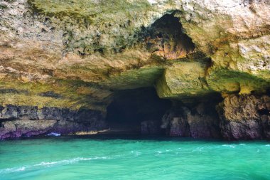 Algarve Kayaları oluşumu kıyı kasabası Porches Portekiz 'de bulunan eşsiz ve çarpıcı bir doğa harikasıdır.