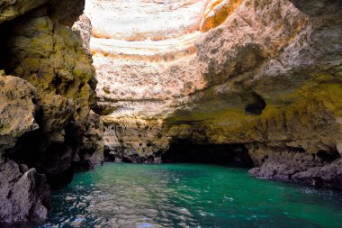 Algarve Kayaları oluşumu kıyı kasabası Porches Portekiz 'de bulunan eşsiz ve çarpıcı bir doğa harikasıdır.