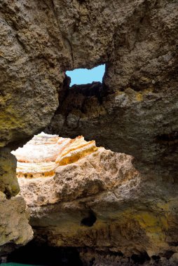 Algarve Kayaları oluşumu kıyı kasabası Porches Portekiz 'de bulunan eşsiz ve çarpıcı bir doğa harikasıdır.