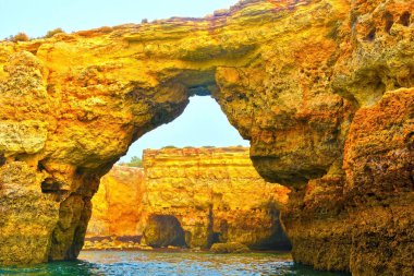 Algarve Kayaları oluşumu kıyı kasabası Porches Portekiz 'de bulunan eşsiz ve çarpıcı bir doğa harikasıdır.