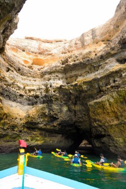 Mağaradaki kanocular, Algarve kaya oluşumu eşsiz ve şaşırtıcı bir doğa harikasıdır. 17 Sep 2024 Porches