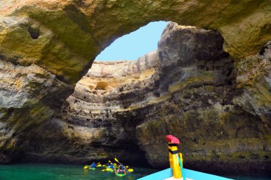 Mağaradaki kanocular, Algarve kaya oluşumu eşsiz ve şaşırtıcı bir doğa harikasıdır. 17 Sep 2024 Porches