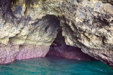 Algarve Kayaları oluşumu kıyı kasabası Porches Portekiz 'de bulunan eşsiz ve çarpıcı bir doğa harikasıdır.