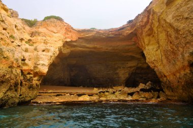 Algarve Kayaları oluşumu kıyı kasabası Porches Portekiz 'de bulunan eşsiz ve çarpıcı bir doğa harikasıdır.