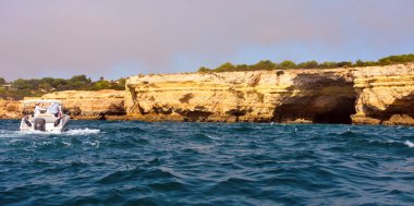 Algarve Kayaları oluşumu 17 Eylül 2024 Lagoa Portekiz kıyı kasabasında bulunan eşsiz ve çarpıcı bir doğa harikasıdır.