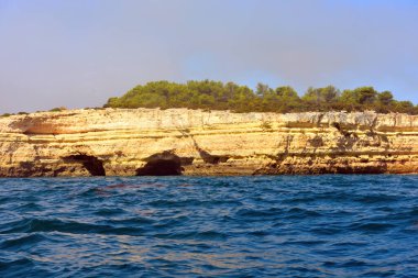 Algarve Kayaları oluşumu kıyı kasabası Porches Portekiz 'de bulunan eşsiz ve çarpıcı bir doğa harikasıdır.