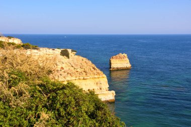 Verandalardan Benagil Mağaraları 'na, oradan da Portekiz' e nefes kesici manzaralı yürüyüş yolu.