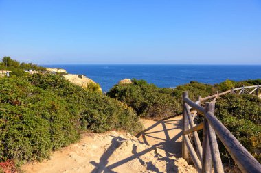 Verandalardan Benagil Mağaraları 'na, oradan da Portekiz' e nefes kesici manzaralı yürüyüş yolu.