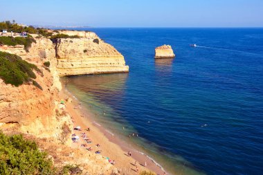 Verandalardan Benagil Mağaraları 'na, oradan da Portekiz' e nefes kesici manzaralı yürüyüş yolu.