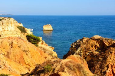 Verandalardan Benagil Mağaraları 'na, oradan da Portekiz' e nefes kesici manzaralı yürüyüş yolu.