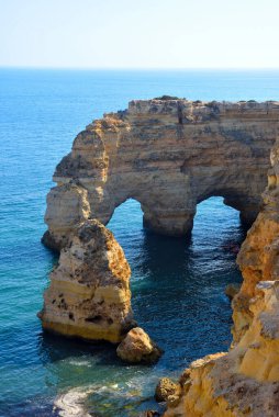 Verandalardan Benagil Mağaraları 'na, oradan da Portekiz' e nefes kesici manzaralı yürüyüş yolu.