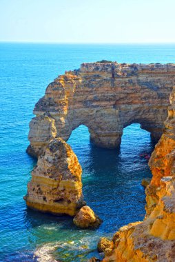 Verandalardan Benagil Mağaraları 'na, oradan da Portekiz' e nefes kesici manzaralı yürüyüş yolu.