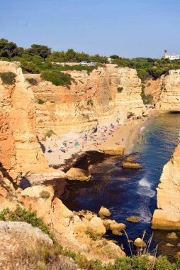 Verandalardan Benagil Mağaraları 'na, oradan da Portekiz' e nefes kesici manzaralı yürüyüş yolu.