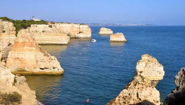 Verandalardan Benagil Mağaraları 'na, oradan da Portekiz' e nefes kesici manzaralı yürüyüş yolu.