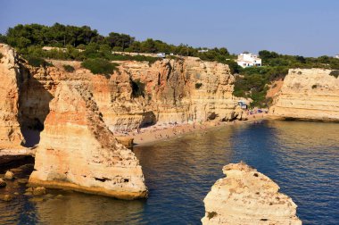Verandalardan Benagil Mağaraları 'na, oradan da Portekiz' e nefes kesici manzaralı yürüyüş yolu.